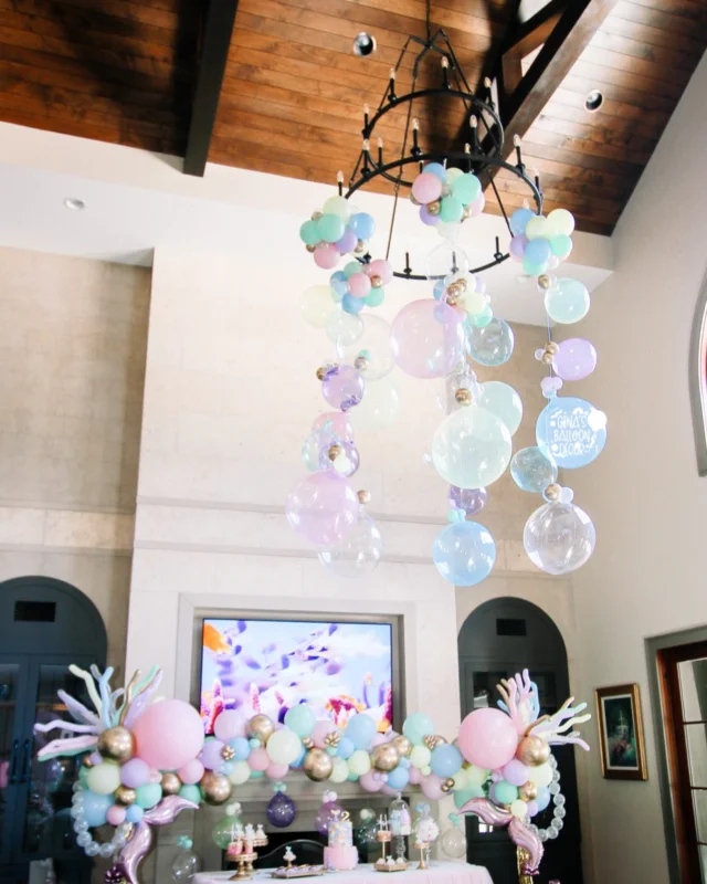 🫧The things I get to do every day! 🫧This ceiling lamp turned into a magical bubble moment for a mermaid 🧜‍♀️ party and yes, it was a challenge, but that’s what I love most. Creating new things, and having clients who trust me to bring their vision to life! 🤩

Planning a fun summer-themed party? Let’s make something amazing together. Click the link in bio, fill the inquiry form and let’s get started! 🎈

📍Huntsville, AL