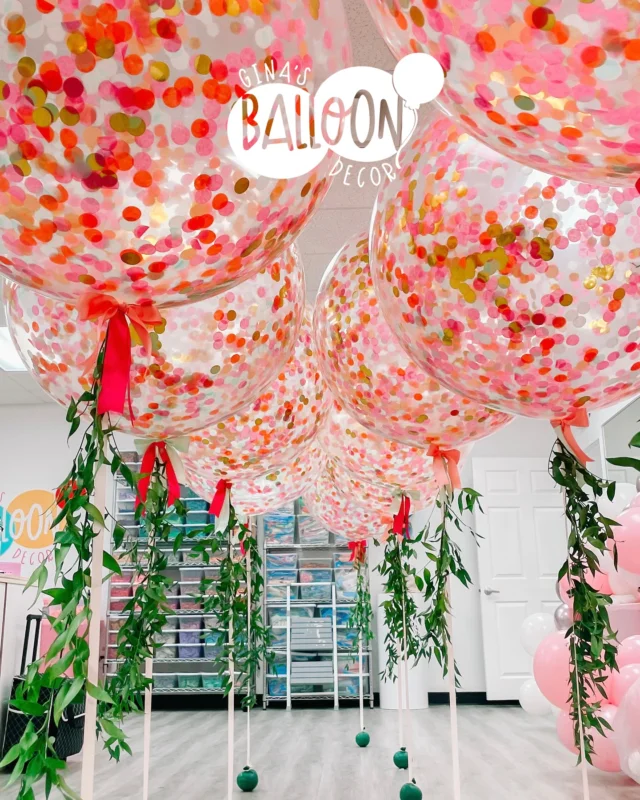 If you’ve been dreaming of jumbo confetti balloon centerpieces 🎈 where the confetti stays perfectly in place (instead of sinking to the bottom!), I’ve got you covered. These beauties were tied to weights and placed inside floral arrangement 💐…. such a stunning touch and a total wow-factor visual effect!
