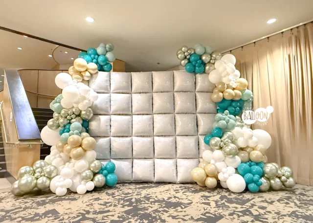 I love when a client gives me creative freedom, it always leads to something beautiful, fun, and unique! ✨ I had so much fun playing with the newest jumbo square foil balloons from @tuftex. So many fun possibilities with these! 💡🎈

Got a party coming up? Tap the link in bio or send me a DM to get started. 💌

Venue - @vonbrauncenter 
Event - @annsstudioofdance Dance Recital